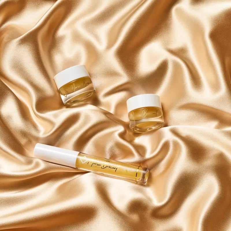 Drėkinantis, regeneruojantis lūpų serumas Marie Brocart Intensive Regenerating Lip Serum With 24K Gold Flakes MAR30014, su aukso dalelėmis, mangų kvapo, 3,5 g