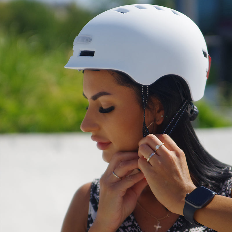 Šalmas Beaster BS51BL, M dydis, baltas, su LED lemputėmis