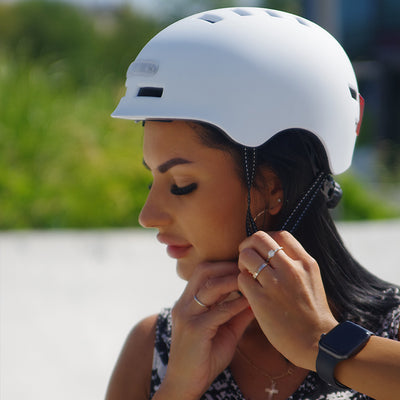 Šalmas Beaster BS51BL, M dydis, baltas, su LED lemputėmis