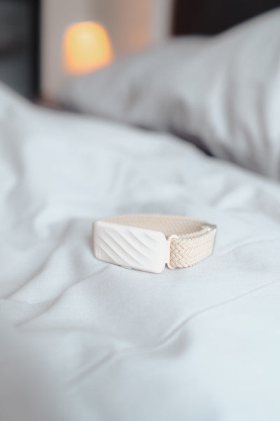 Homedics SS-WB100CE-WW, WakeBand, Your Silent Alarm, Cream