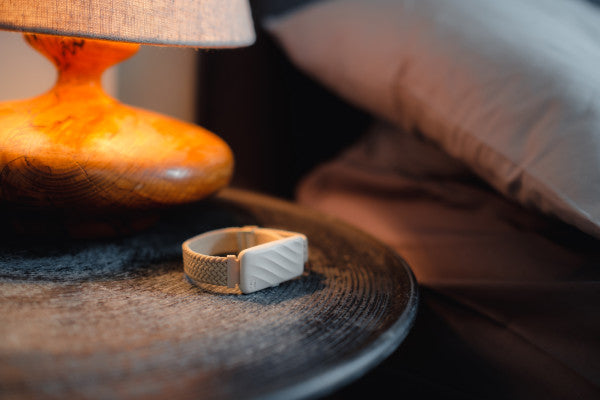 Homedics SS-WB100CE-WW, WakeBand, Your Silent Alarm, Cream