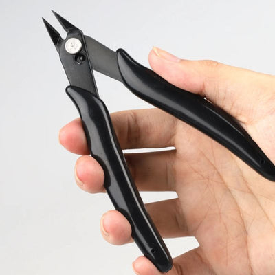 Special scissors for cutting keratin capsules
