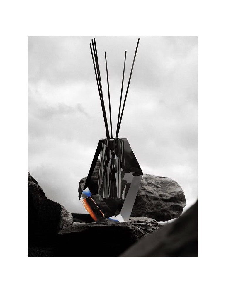 LUNARE namų kvapų talpa „VALKYRIE“ + papildymas 250 ml „MUSE“