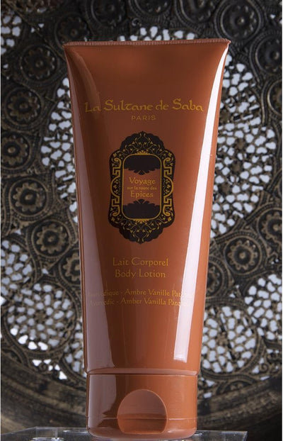La Sultane de Saba Kūno losjonas Ajurvedos – gintaras, vanilė, pačiulis 200ml +dovana CHI Silk Infusion Šilkas plaukams
